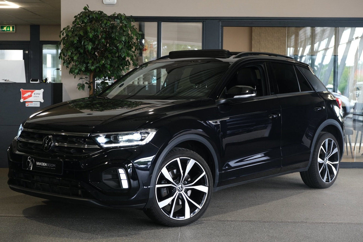 Volkswagen T-Roc - 1.5 TSI 2x R-Line DSG Facelift Pano IQ Led Cam Navi Virtual ACC Kessy - AutoWereld.nl