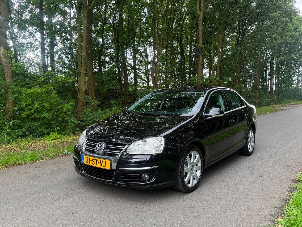 Volkswagen Jetta - 1.6 FSI Sportline 1.6 FSI Sportline, Nwe APK! Airco! 6-bak! - AutoWereld.nl