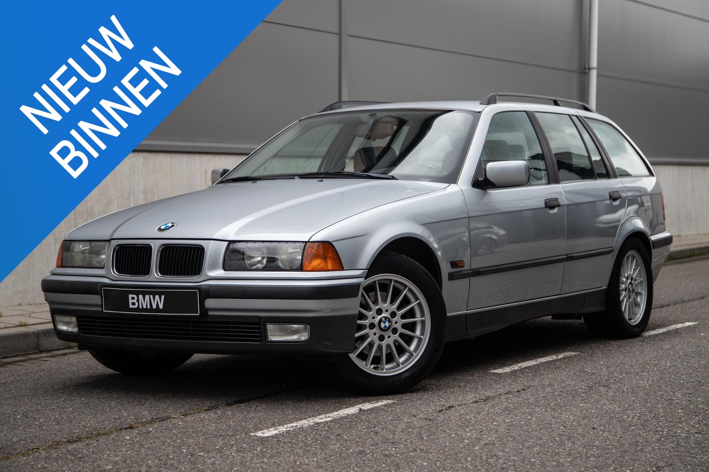 BMW 3-serie Touring - 323i Comfort | Cruise Control | HiFi | Stoelverwarming | Leer - AutoWereld.nl