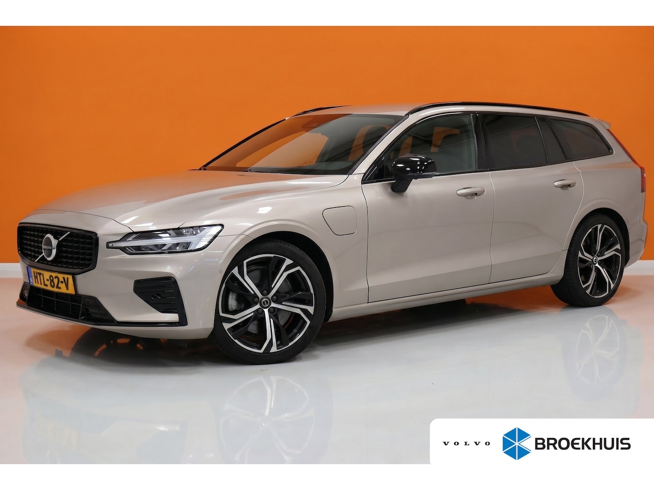 Volvo V60 - 2.0 T6 Plug-in hybrid AWD Plus Dark | Harman Kardon | Trekhaak | BLIS | Bright Dusk | - AutoWereld.nl