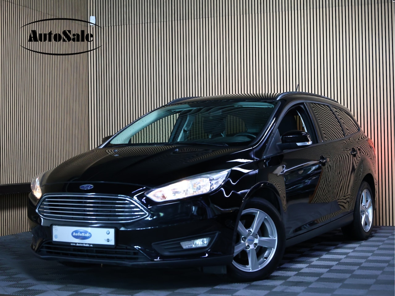 Ford Focus Wagon - 1.0 EcoBoost Titanium AUT NAV BT STOELVW PDC CRUISE '18 - AutoWereld.nl