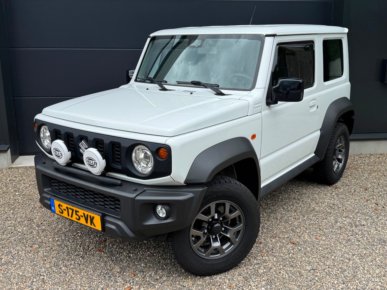 Suzuki Jimny - 1.5 Stijl | HELLA | 4-PERS | CLIMATE CONTROL | ALL TERRAIN BANDEN - AutoWereld.nl