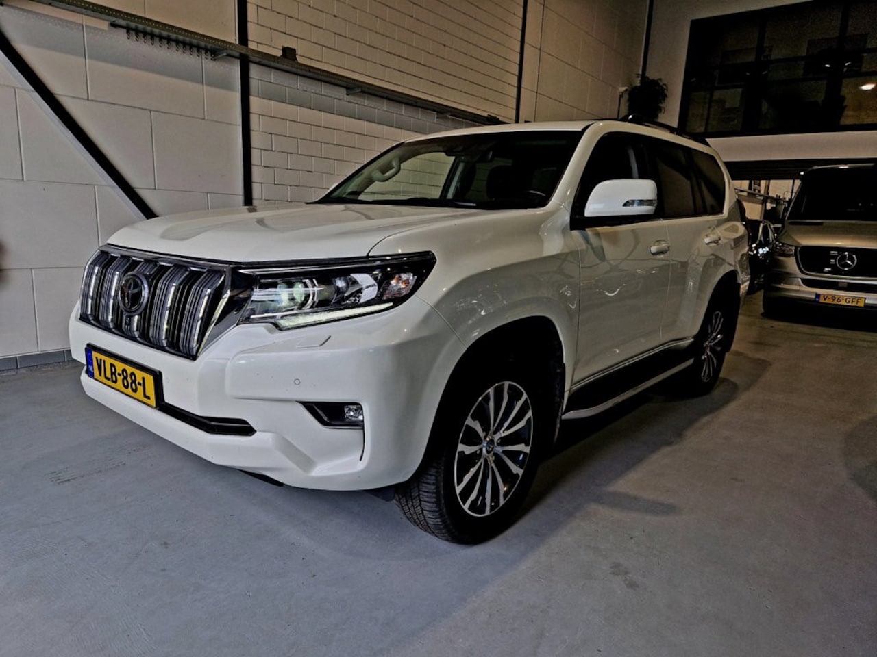 Toyota Land Cruiser - LandCruiser 2.8 D-4D-F Grijs kenteken - AutoWereld.nl