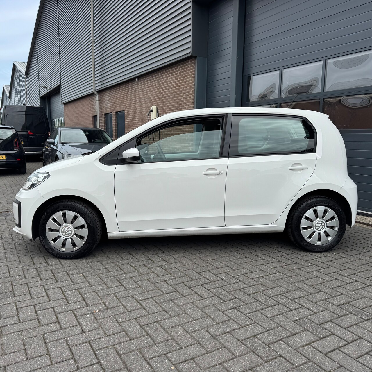 Volkswagen Up! - 1.0 BMT move up! AIRCO/DAB/BLUETOOTH/ALL SEASON