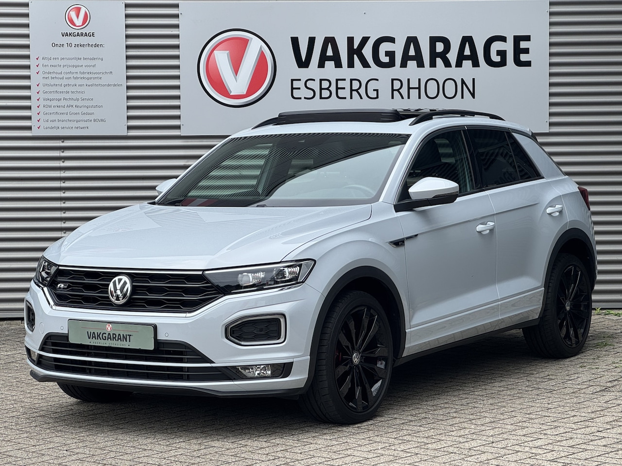 Volkswagen T-Roc - 1.5 TSI Sport Business R BEATS,DSG,NAV/CAM,PANO,TREKHAAK - AutoWereld.nl