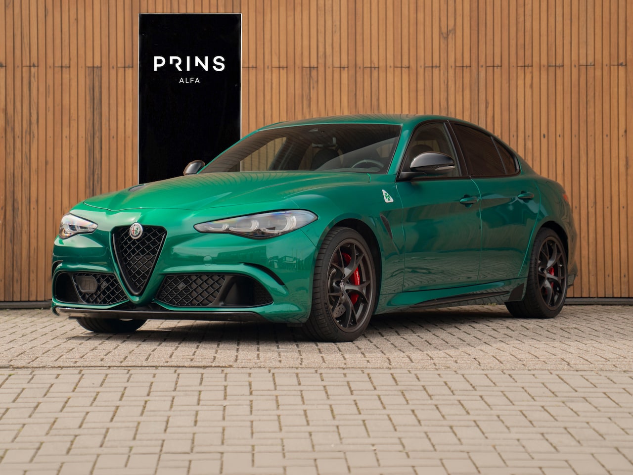 Alfa Romeo Giulia - 2.9 V6 Quadrifoglio | Akrapovic | Carbon stoelen | Harman/Kardon | Facelift | Adapt. cruis - AutoWereld.nl