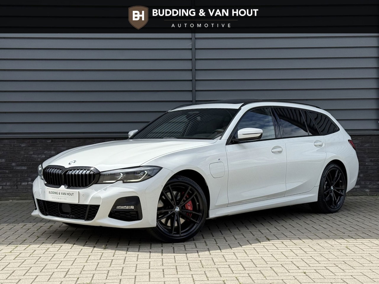 BMW 3-serie Touring - 330e High Executive M-sport Pano Head Up Laser Harman Kardon SOH 90% - AutoWereld.nl