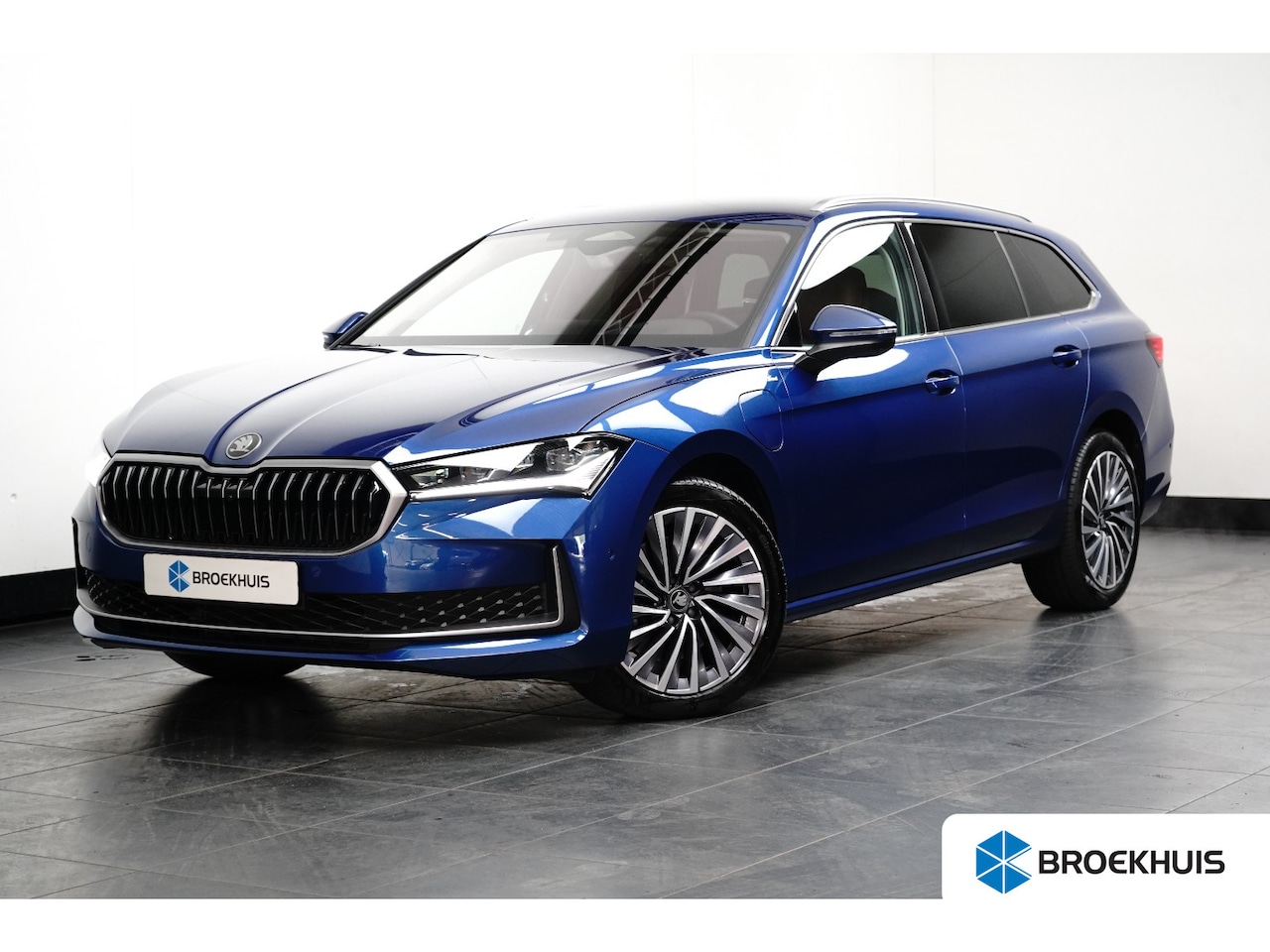 Skoda Superb Combi - 1.5 TSI PHEV 204pk Laurin & Klement | Trekhaak | 360 Camera | Stoelverwarming & Ventilatie - AutoWereld.nl