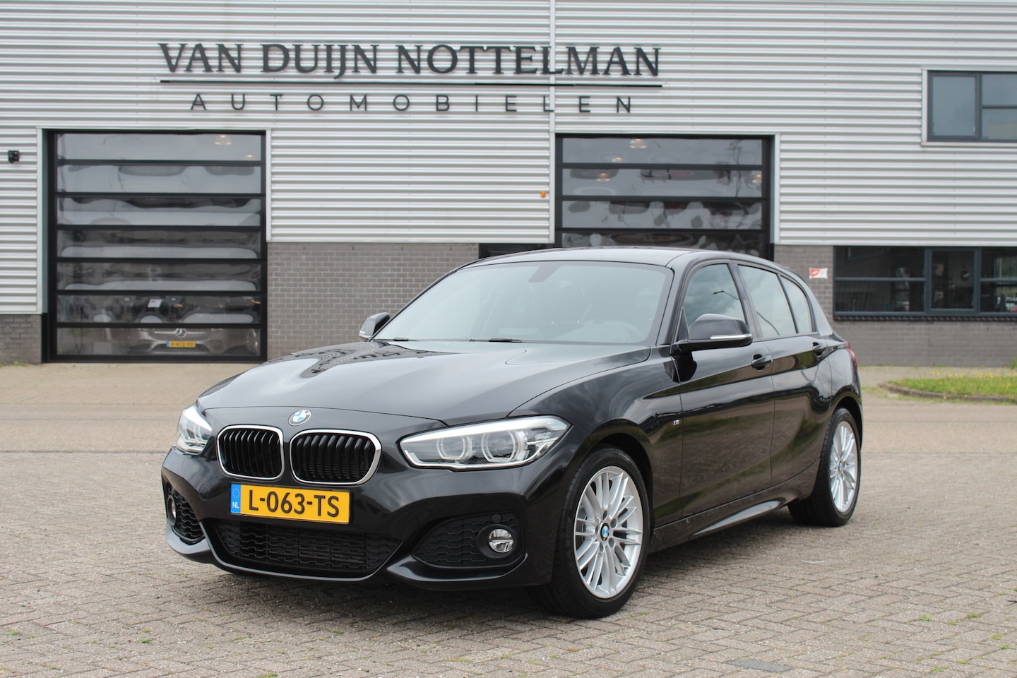 BMW 1-serie - 118i Edition M Sport Shadow High Executive / Navigatie / LED - AutoWereld.nl