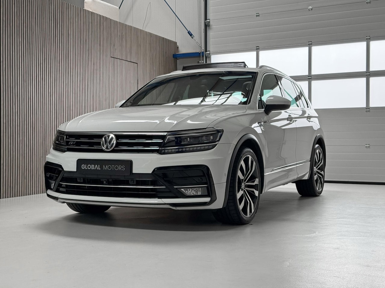 Volkswagen Tiguan - 1.4 TSI 4Motion Highline - NL AUTO - PANORAMADAK - AUTOMAAT - VIRTUAL COCKPIT - GROOT NAVI - AutoWereld.nl