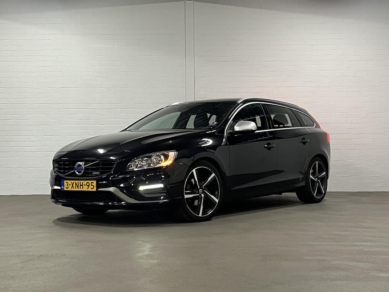 Volvo V60 - 2.0 D4 R-Design Trekhaak | Cruise control | Airco | - AutoWereld.nl