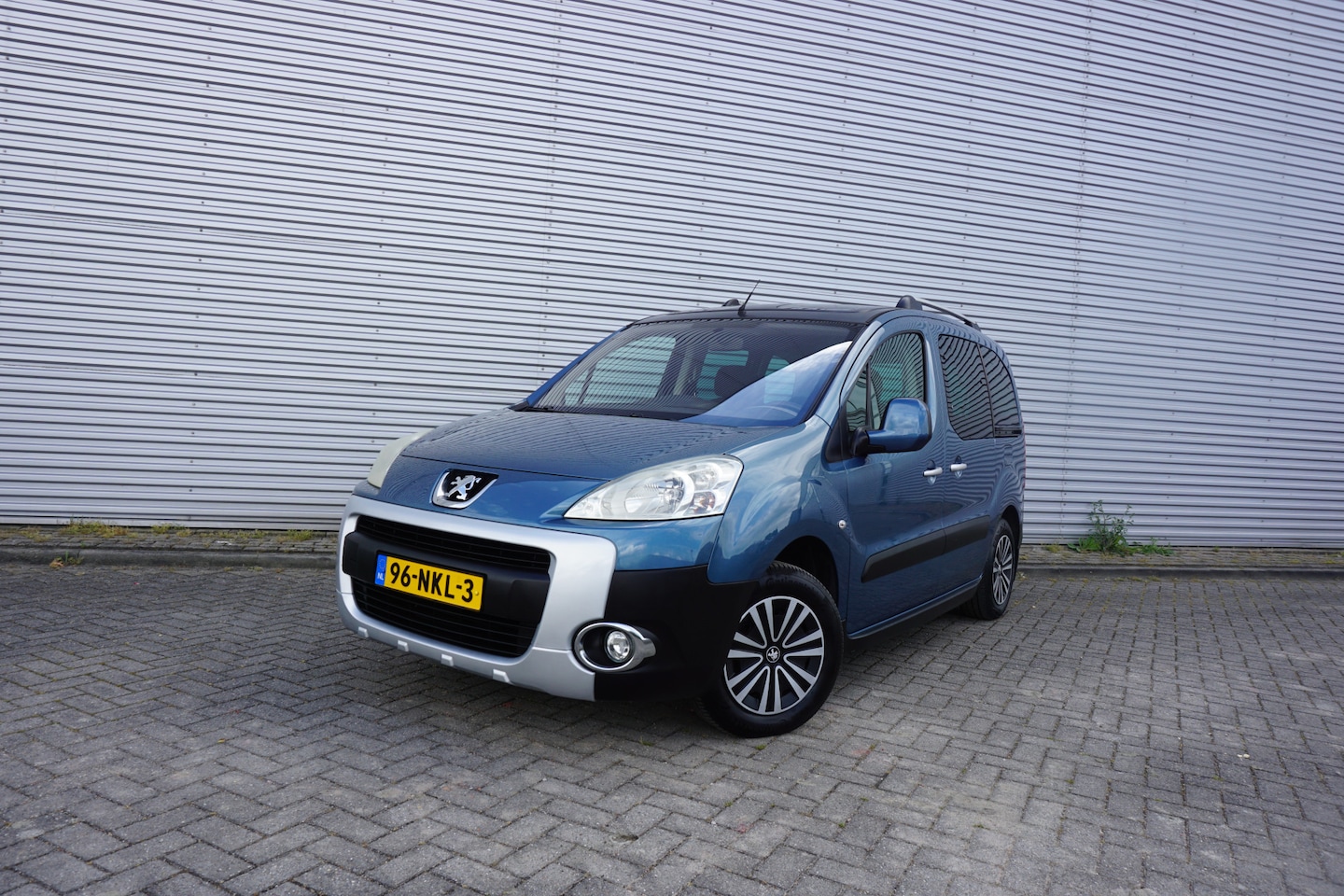 Peugeot Partner Tepee - 1.6 Outdoor Climate / Pano / Parkeers. / Dubbele schuifdeur / Trekhaak / Elektr. ramen / N - AutoWereld.nl