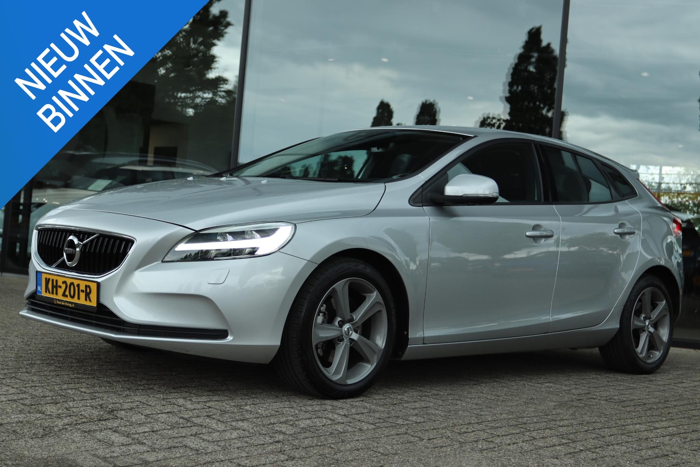 Volvo V40 - 2.0 T3 MOMENTUM | STANDKACHEL | TREKHAAK | LED | STOELVERW. | NAVI - AutoWereld.nl