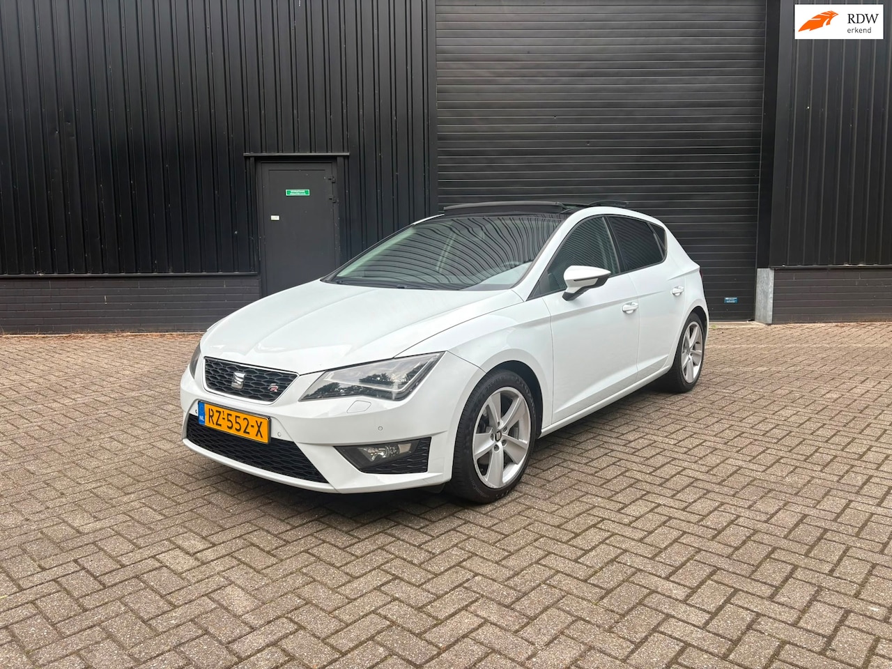 SEAT Leon - 2.0 TDI FR PANO|APK|150PK - AutoWereld.nl