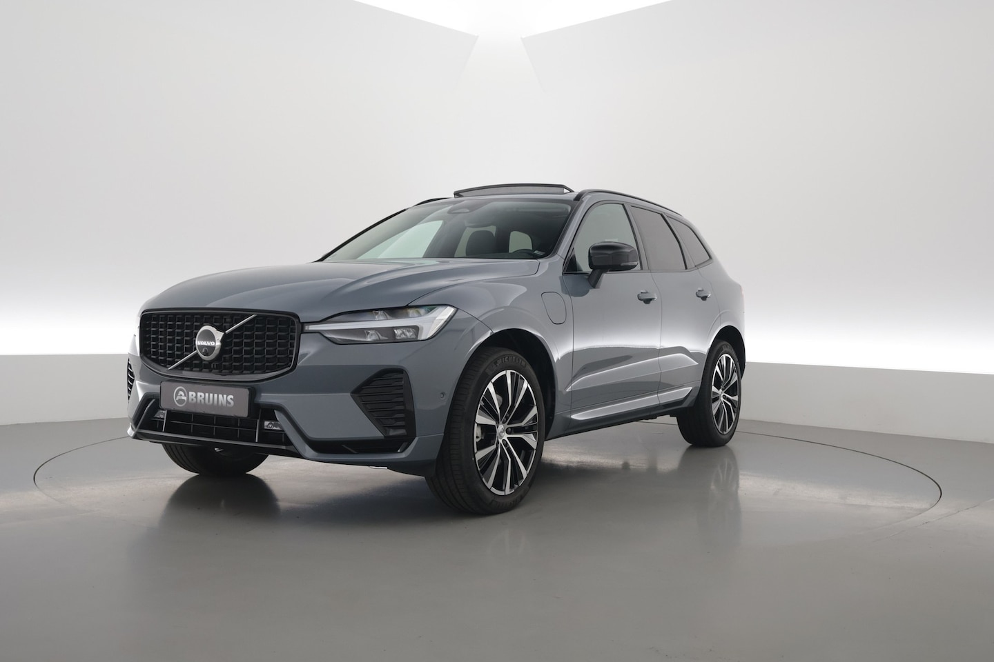 Volvo XC60 - 2.0 T6 Plug-in hybrid AWD Plus Dark | Trekhaak | 360 camera | Adap. Cruise | Dode hoek |St - AutoWereld.nl