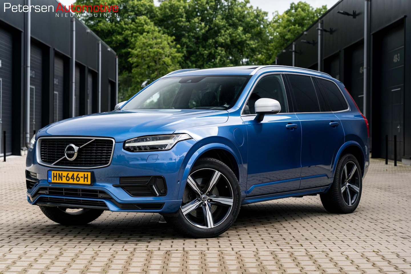 Volvo XC90 - 2.0 T8 AWD R-Design *Luchtvering* B&W* HUD* Pano* - AutoWereld.nl