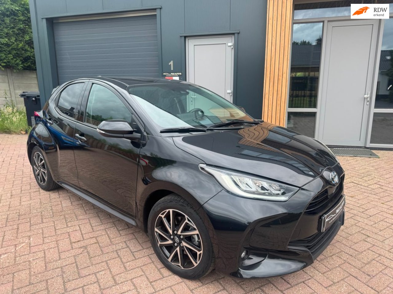 Toyota Yaris - 1.5 Hybrid Dynamic black 2023 - AutoWereld.nl