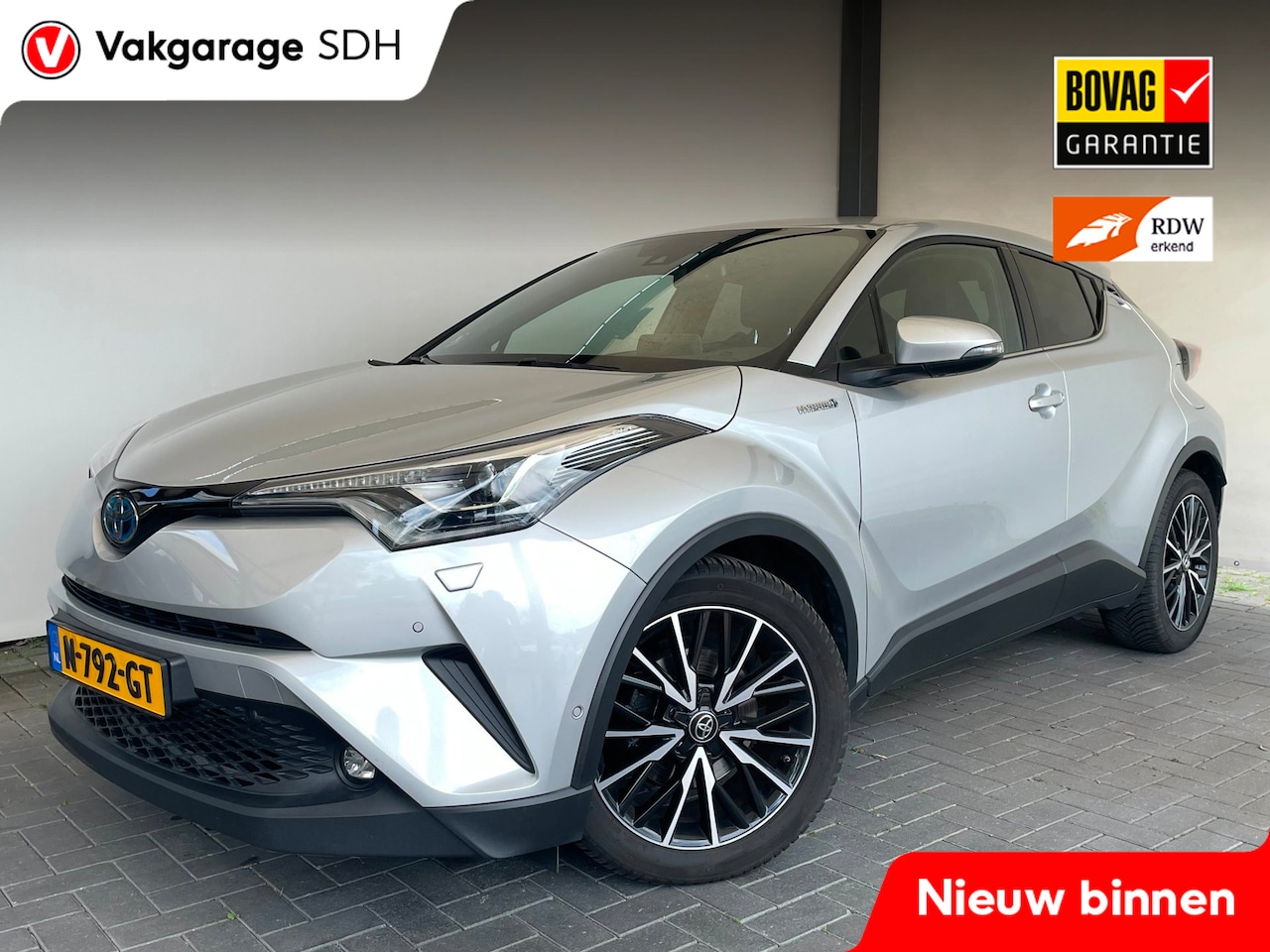 Toyota C-HR - 1.8 Hybrid Executive Premium Pack|Stoelverwarming|Stuurverwarming|Lederen bekleding|Keyles - AutoWereld.nl