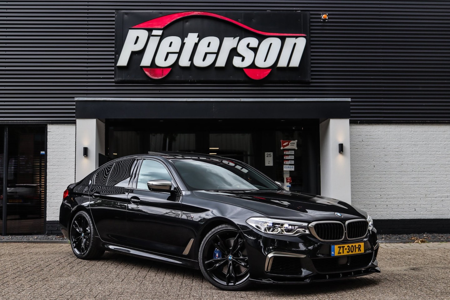BMW 5-serie - M550i xDrive DEALER OH PANO B&W MASSAGE 360 ACC - AutoWereld.nl