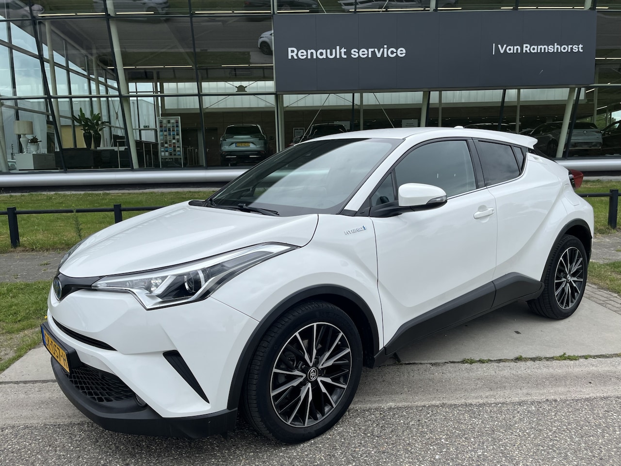 Toyota C-HR - 1.8 Hybrid Dynamic / Automaat / Camera / Climate / Stoelverw. / 18'' LMV / LED / - AutoWereld.nl