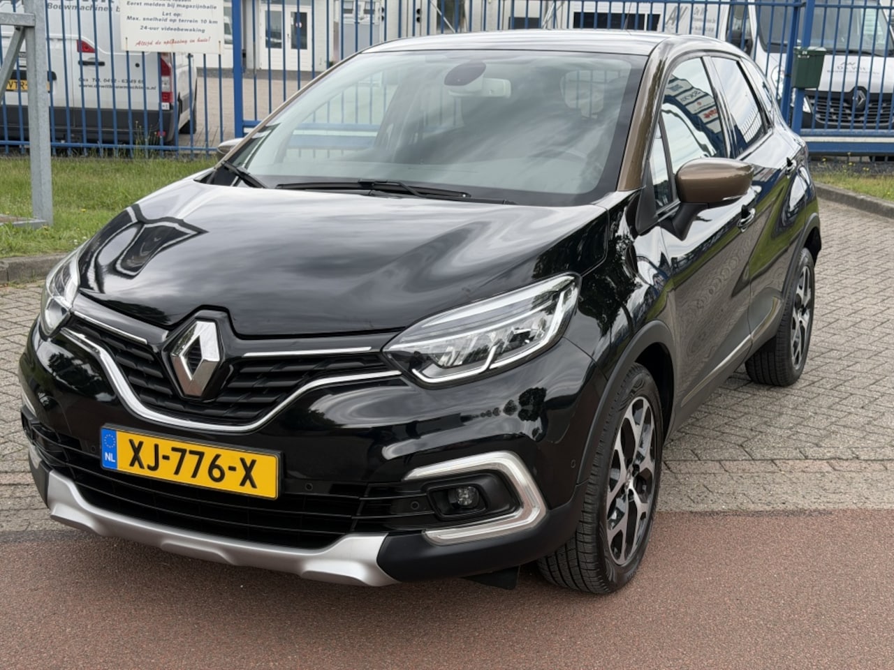Renault Captur - 1.2 TCe BOSE AUTOMAAT PANO TREKHAAK NAVI PDC - AutoWereld.nl