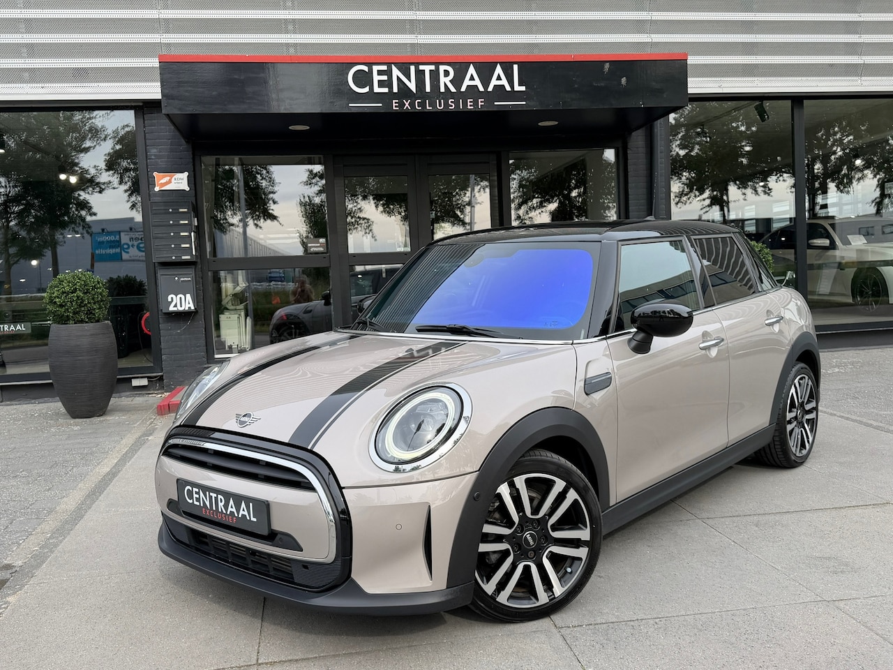 MINI 5-Deurs - 1.5 Cooper JCW Autom Leder|Carplay|Keyless|136PK|Led|5drs - AutoWereld.nl