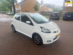 Toyota Aygo - Tweede eigenaar / Navigatie / 109.000 NAP / Volledig dealer onderhouden