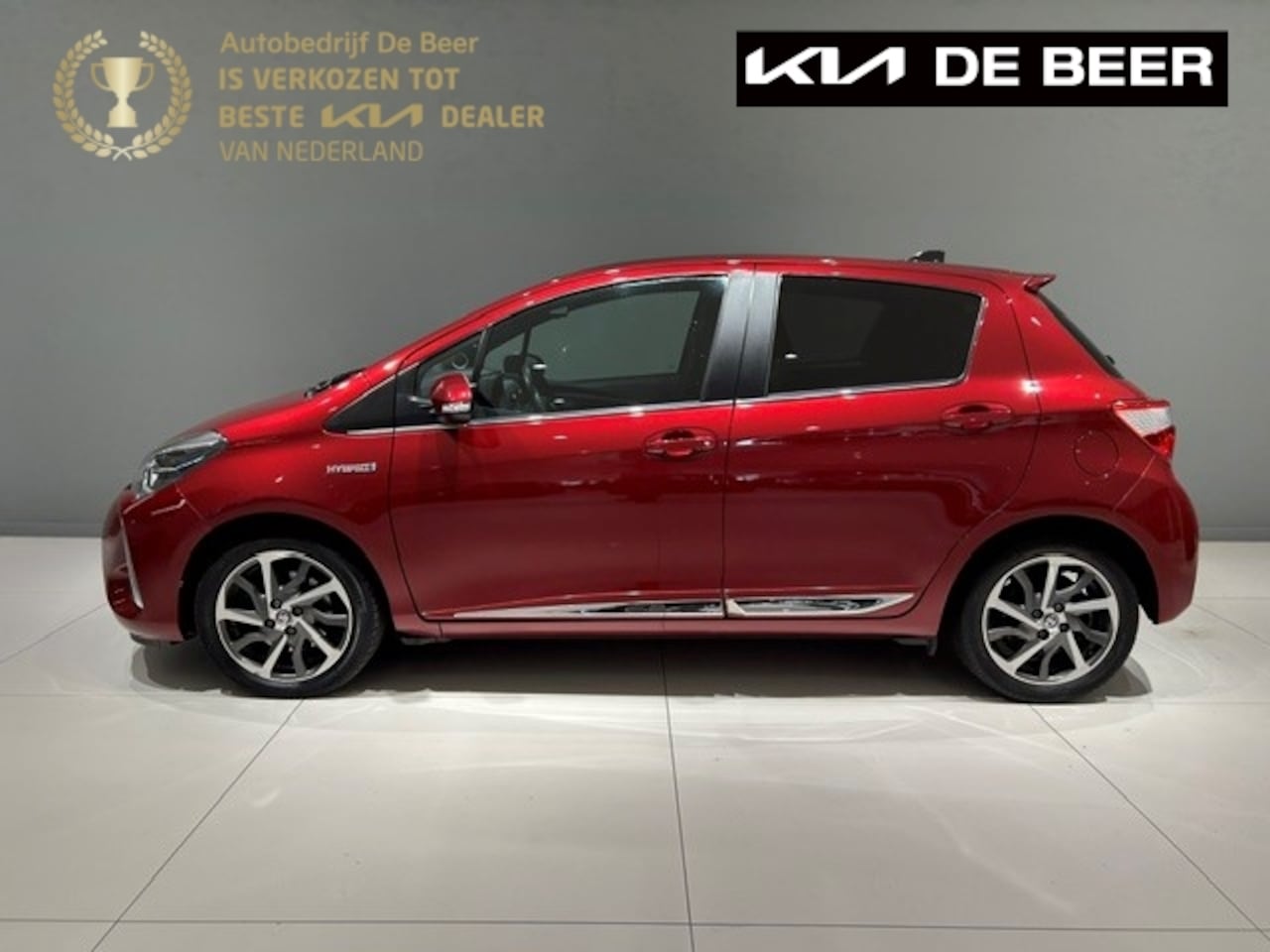 Toyota Yaris - 1.5 Hybrid 100pk 5D CVT Premium Pano LMV Camera - AutoWereld.nl