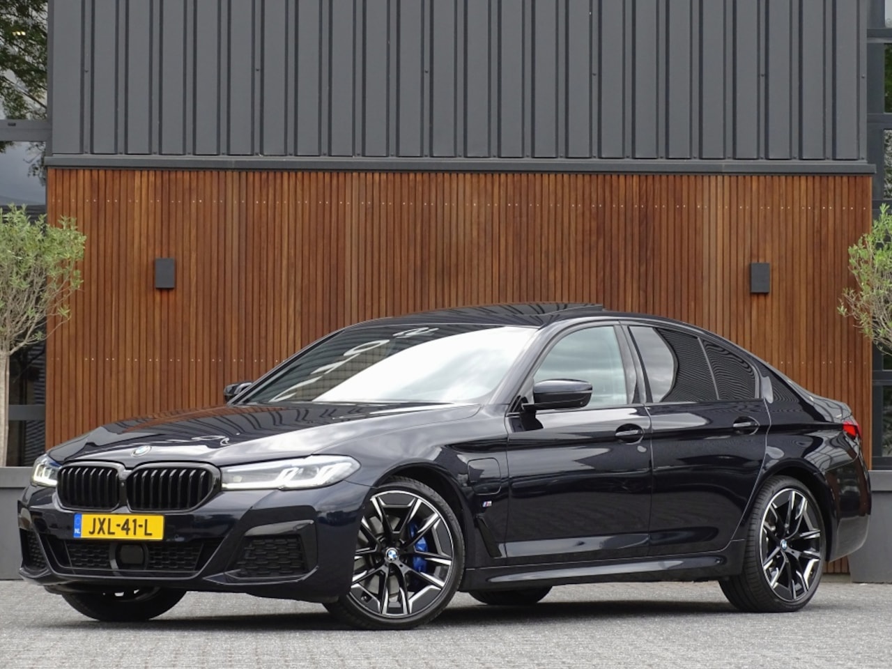 BMW 5-serie - 530e 292PK M-Sport / M- Individual / alcantara / 360° / Laser - AutoWereld.nl
