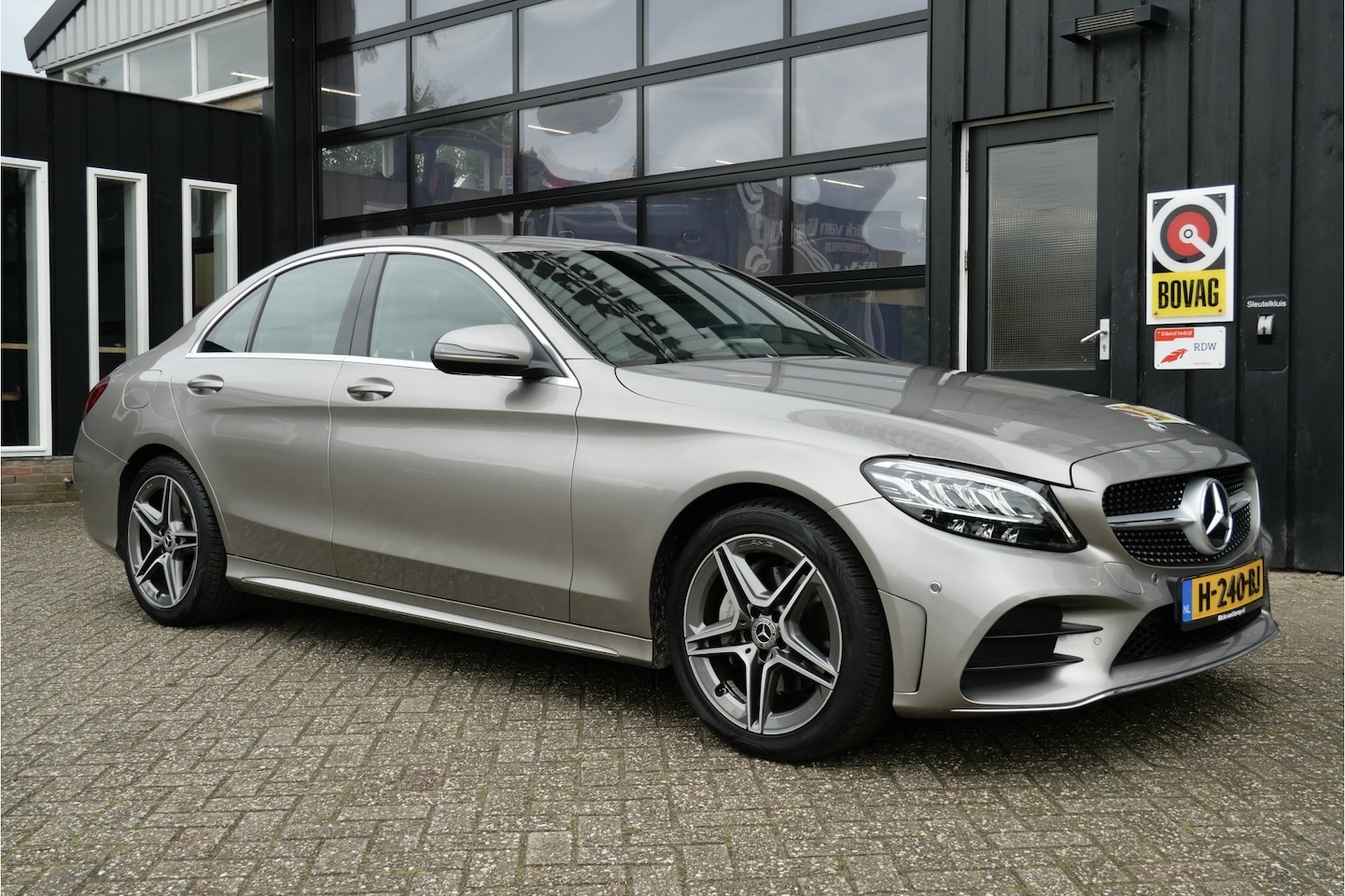 Mercedes-Benz C-klasse - 180 Business Solution AMG | NL-Auto | Leder | Camera | LED | 18'' - AutoWereld.nl