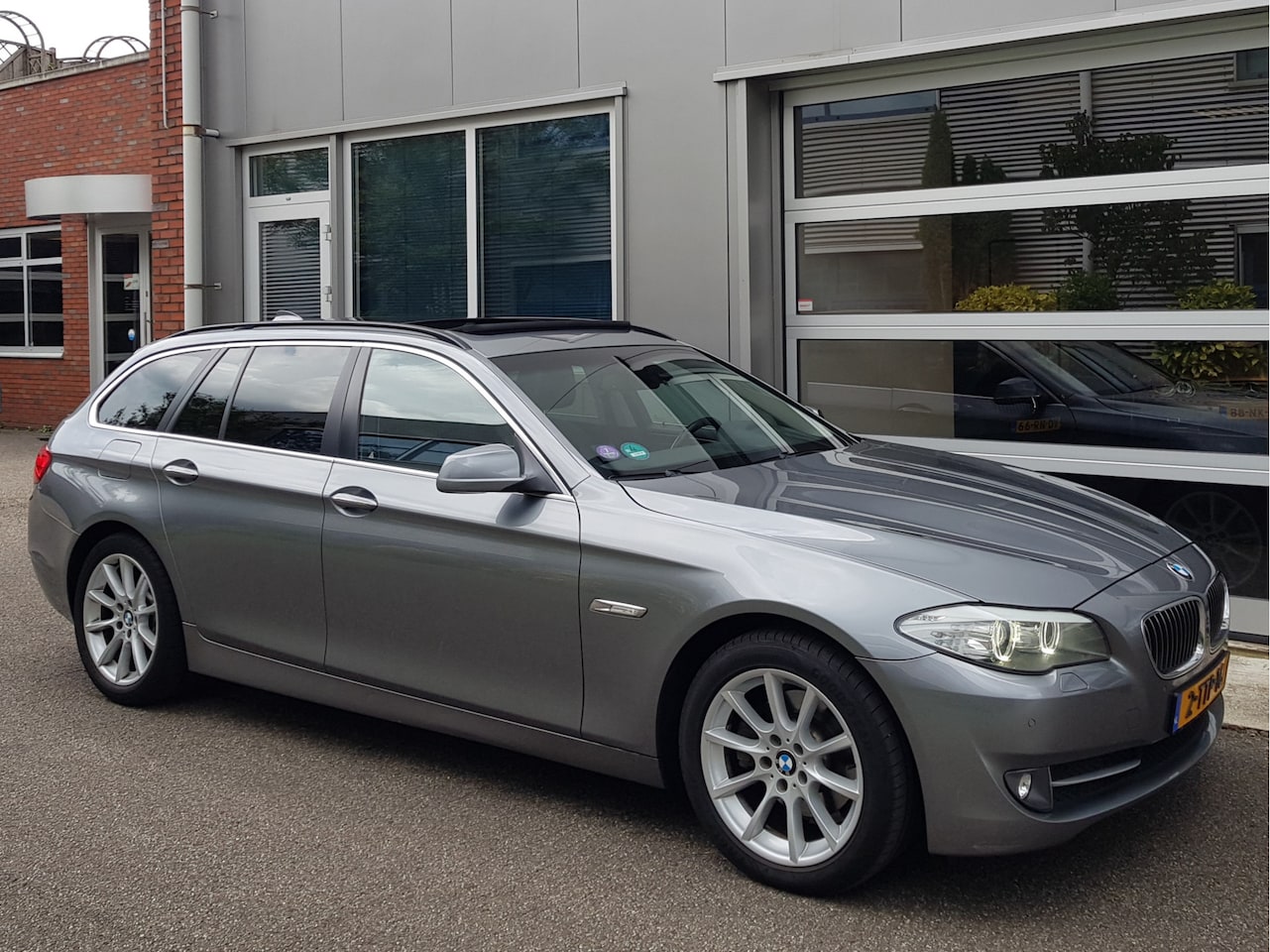 BMW 5-serie Touring - 523i Aut8 PanoDak Leder Navi Xenon Zgoh - AutoWereld.nl