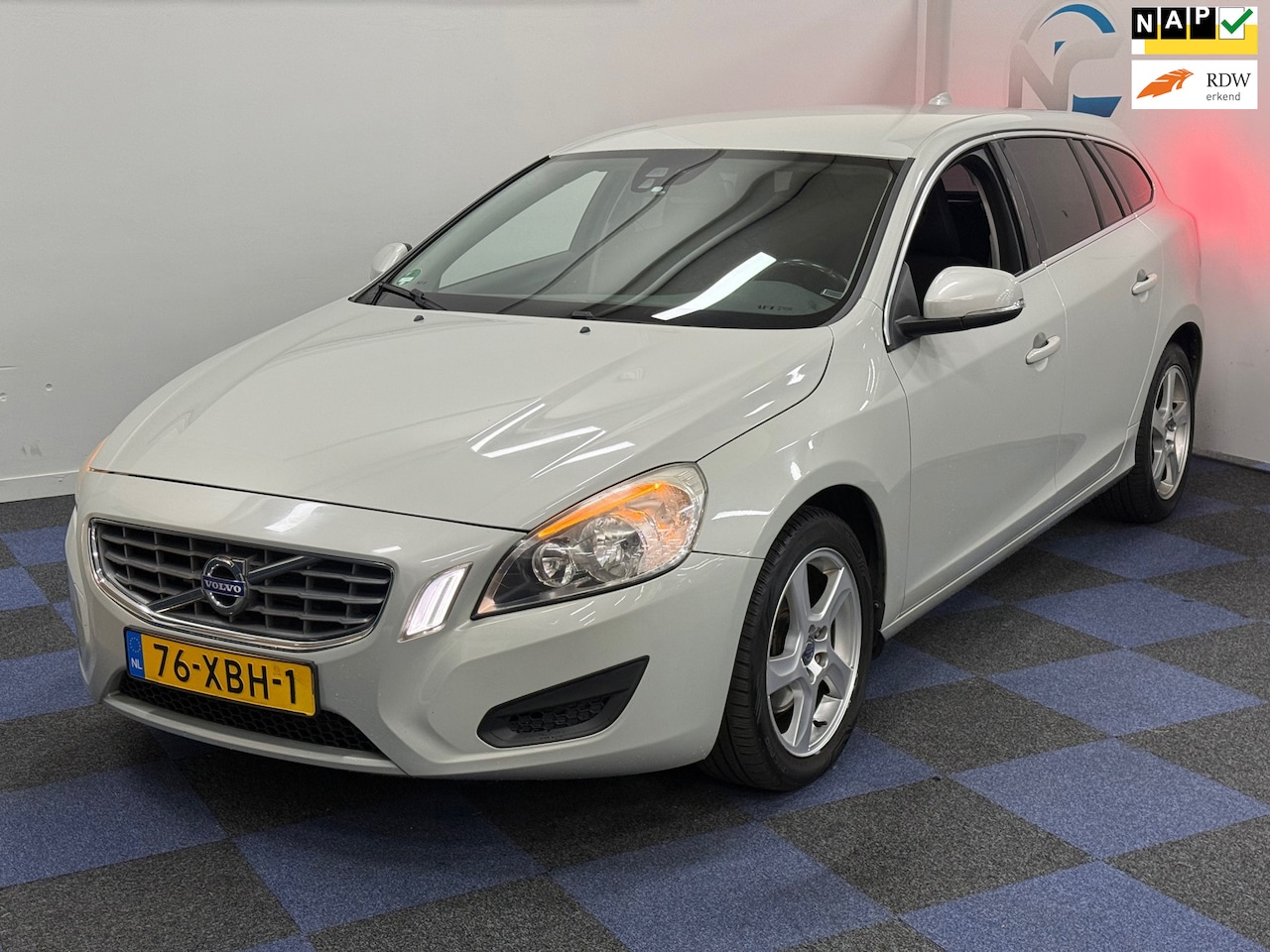 Volvo V60 - 1.6 T3 Momentum / SUPER NETJES / NETTE AUTO / RIJDT SCHAKELT TOP - AutoWereld.nl