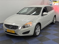Volvo V60 - 1.6 T3 Momentum / SUPER NETJES / NETTE AUTO / RIJDT SCHAKELT TOP