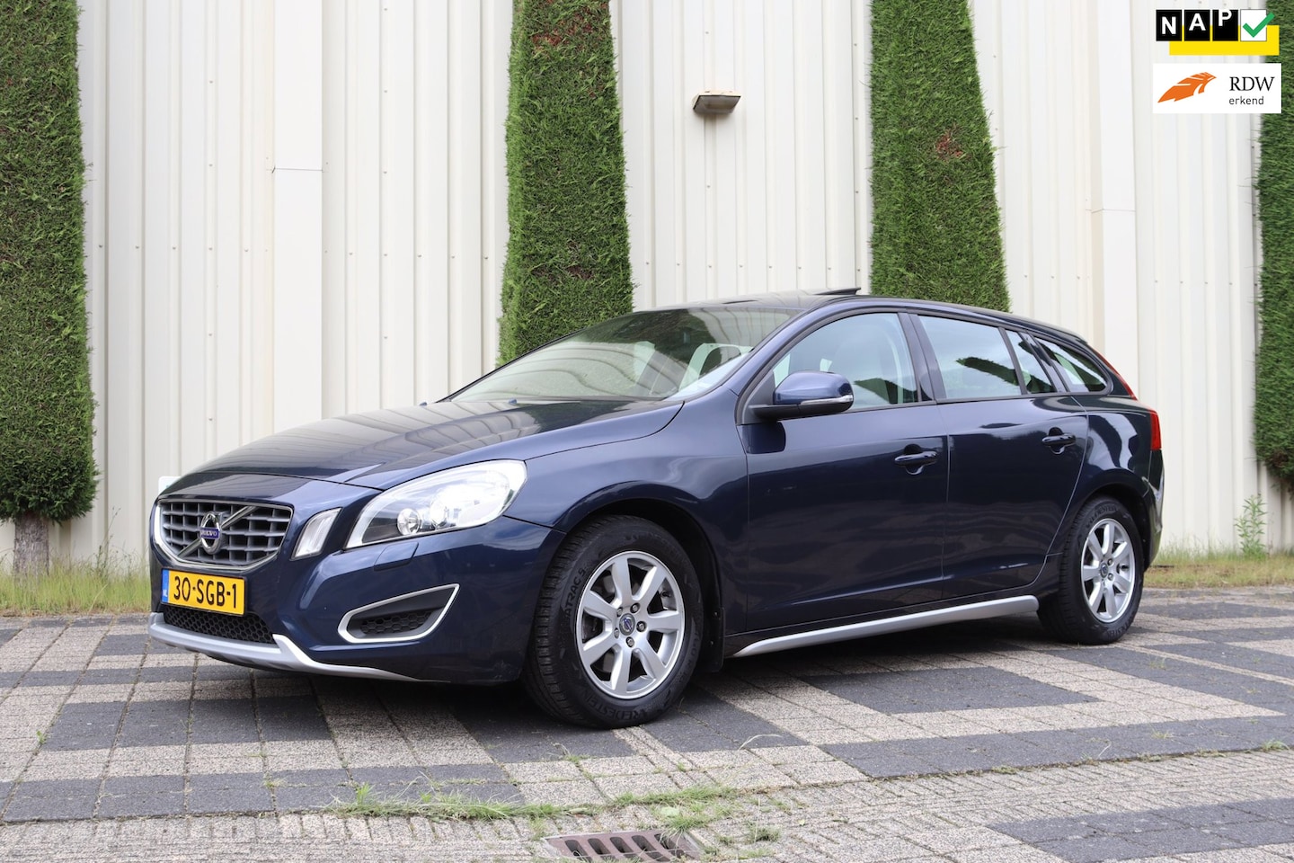 Volvo V60 - 1.6 T3 Kinetic Climate Control ,Navigatie Stoel verwarming - AutoWereld.nl
