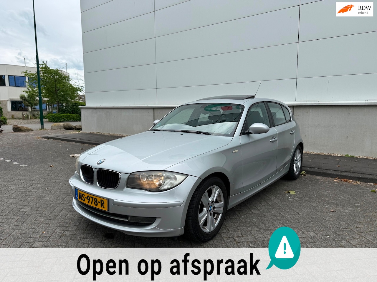 BMW 1-serie - 116i Introduction SCHUIFDAK/NAVI/BOEKJES/STLVRWMNG/CLIMATRONIC - AutoWereld.nl