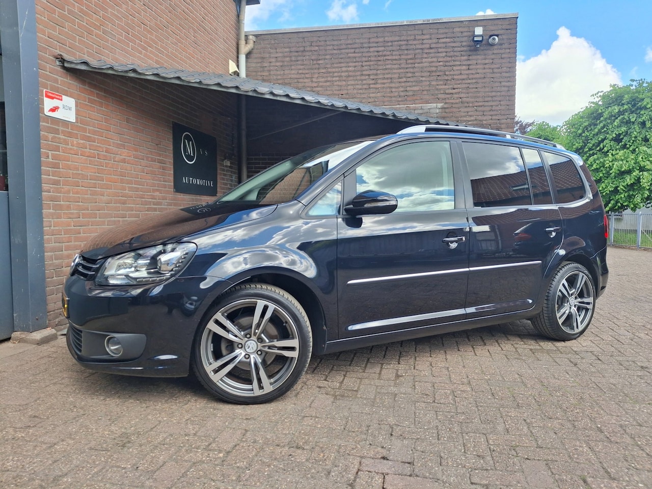 Volkswagen Touran - 1.4 TSI Highline 140PK DSG Navigatie / Xenon / Cruise Controle / Trekhaak / Parkeer Sensor - AutoWereld.nl