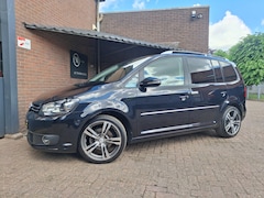 Volkswagen Touran - 1.4 TSI Highline 140PK DSG Navigatie / Xenon / Cruise Controle / Trekhaak / Parkeer Sensor