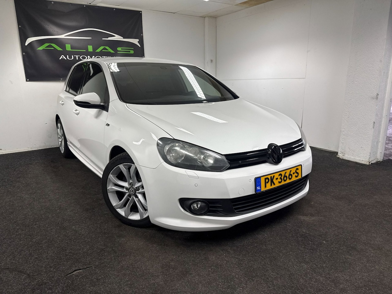 Volkswagen Golf - 1.4 TSI Highline R-line - Stoelverwarming - Camera -Carplay- PDC - Cruise - Wolfsbrug Edit - AutoWereld.nl