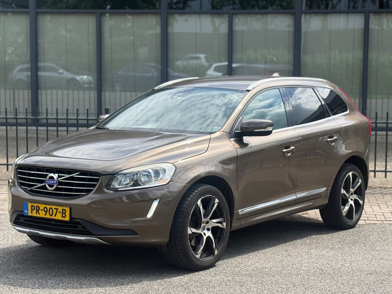 Volvo XC60 - 2.0 D4 FWD Summum / Leer - AutoWereld.nl