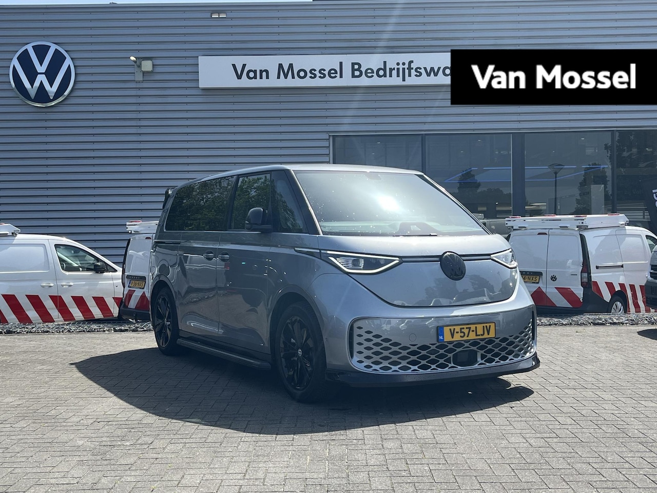Volkswagen ID. Buzz Cargo - Bulli edition 79 kWh 4MOTION 340PK | Automaat | Trekhaak | Leer | Zwarte Velgen | Adaptive - AutoWereld.nl