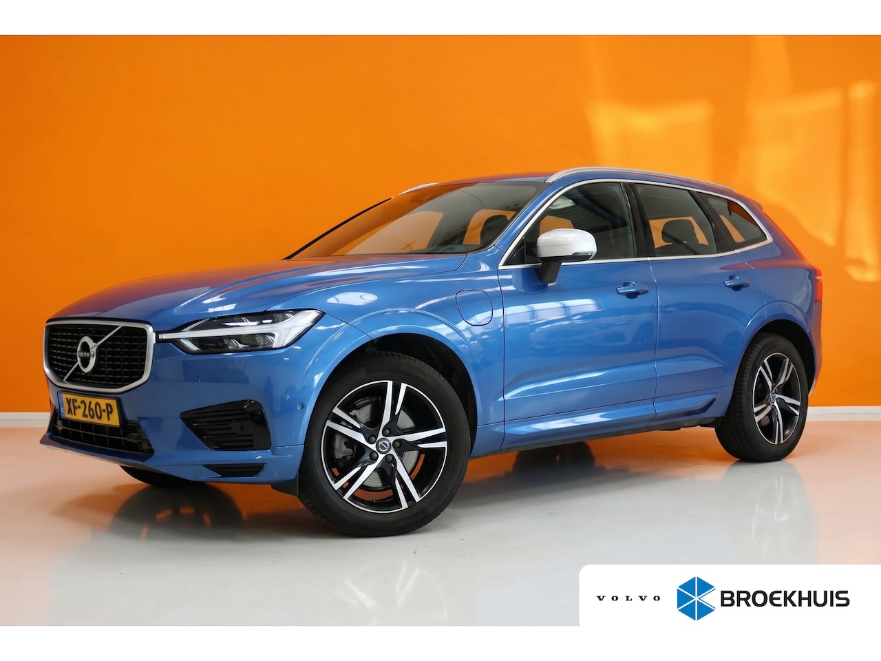 Volvo XC60 - 2.0 T8 Twin Engine AWD R-Design | Bursting Blue | NL-Auto - 1e Eig. | Trekhaak - AutoWereld.nl