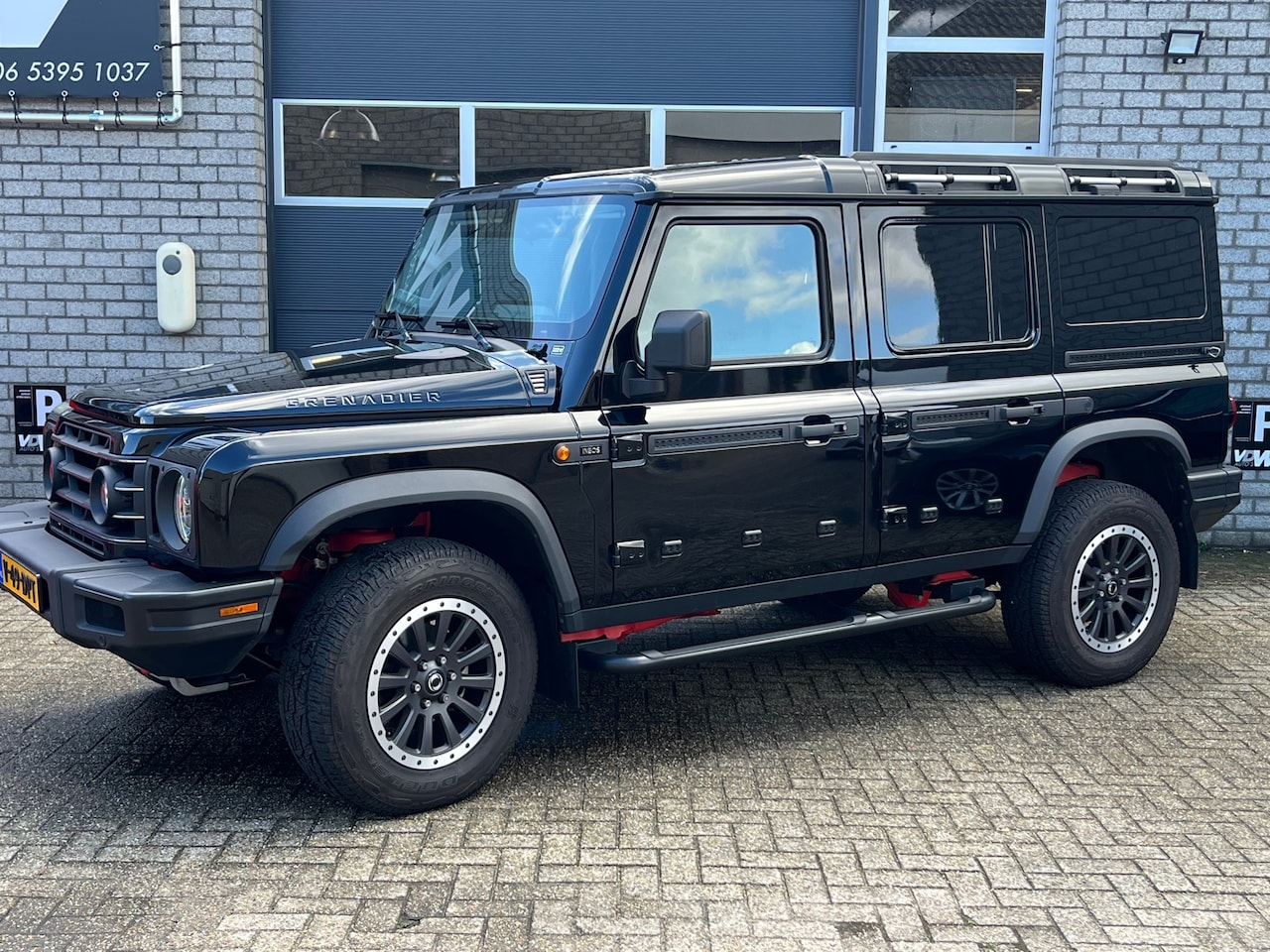 INEOS Grenadier - 3.0 St Utility Wagon 5p. Benzine grijs kenteken . - AutoWereld.nl