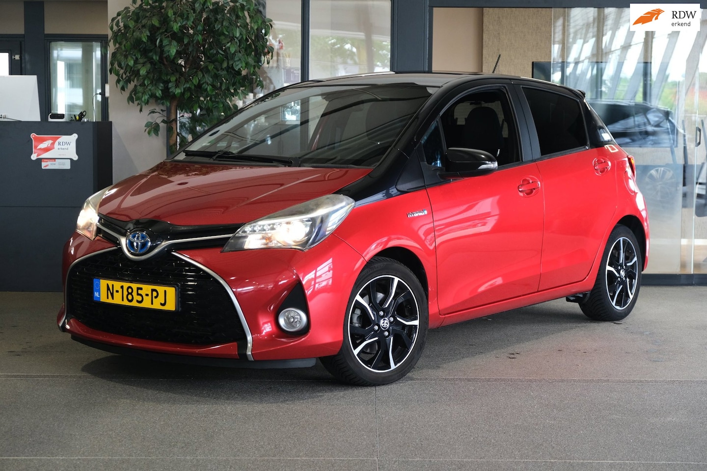 Toyota Yaris - 1.5 Hybrid Dynamic Bi-Tone AUT Navi Cam Pdc Cruise Led - AutoWereld.nl