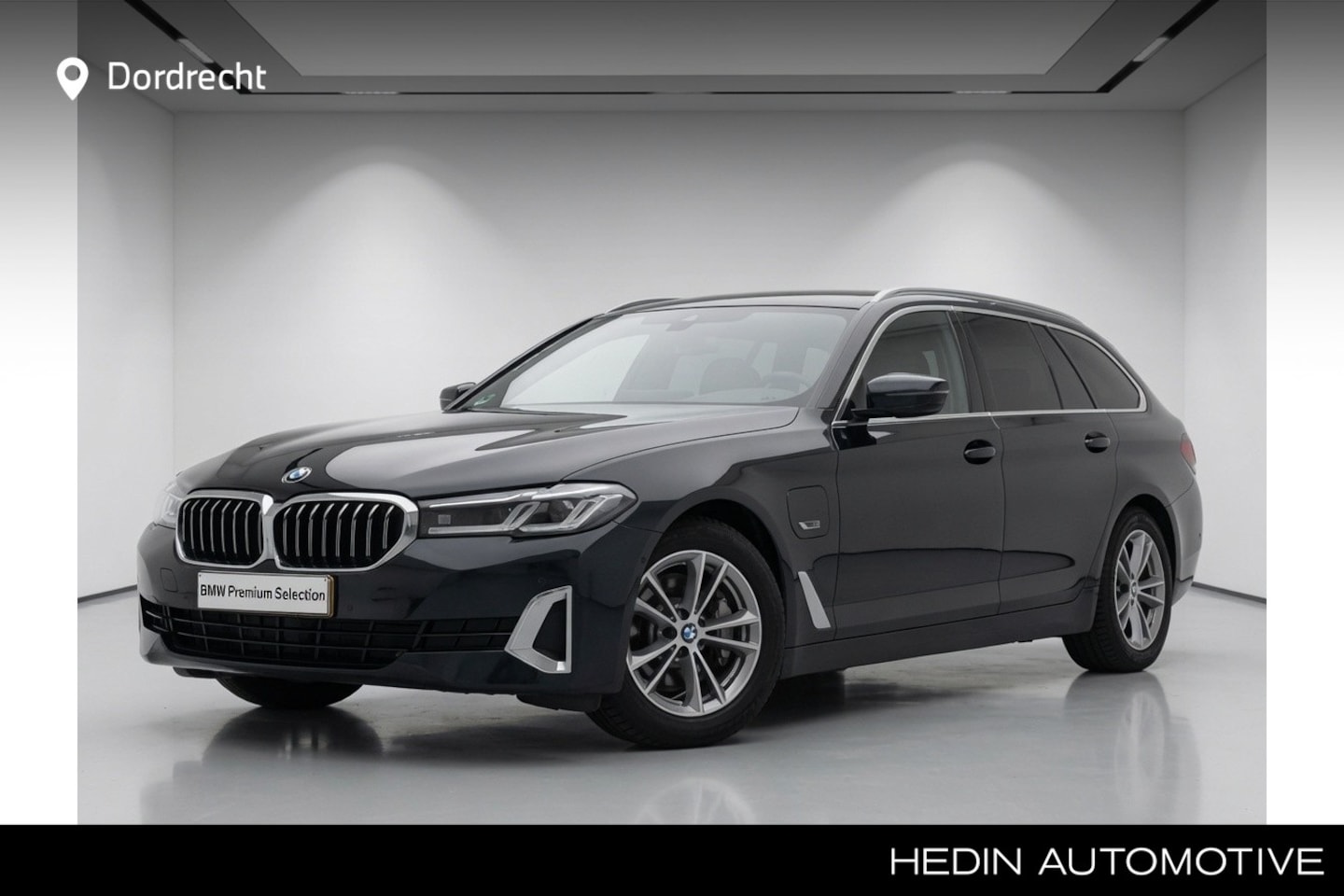 BMW 5-serie Touring - 520e High Executive | 2 jaar BMW Garantie | Panorama | Luxury Line | Camera | Laserlight | - AutoWereld.nl