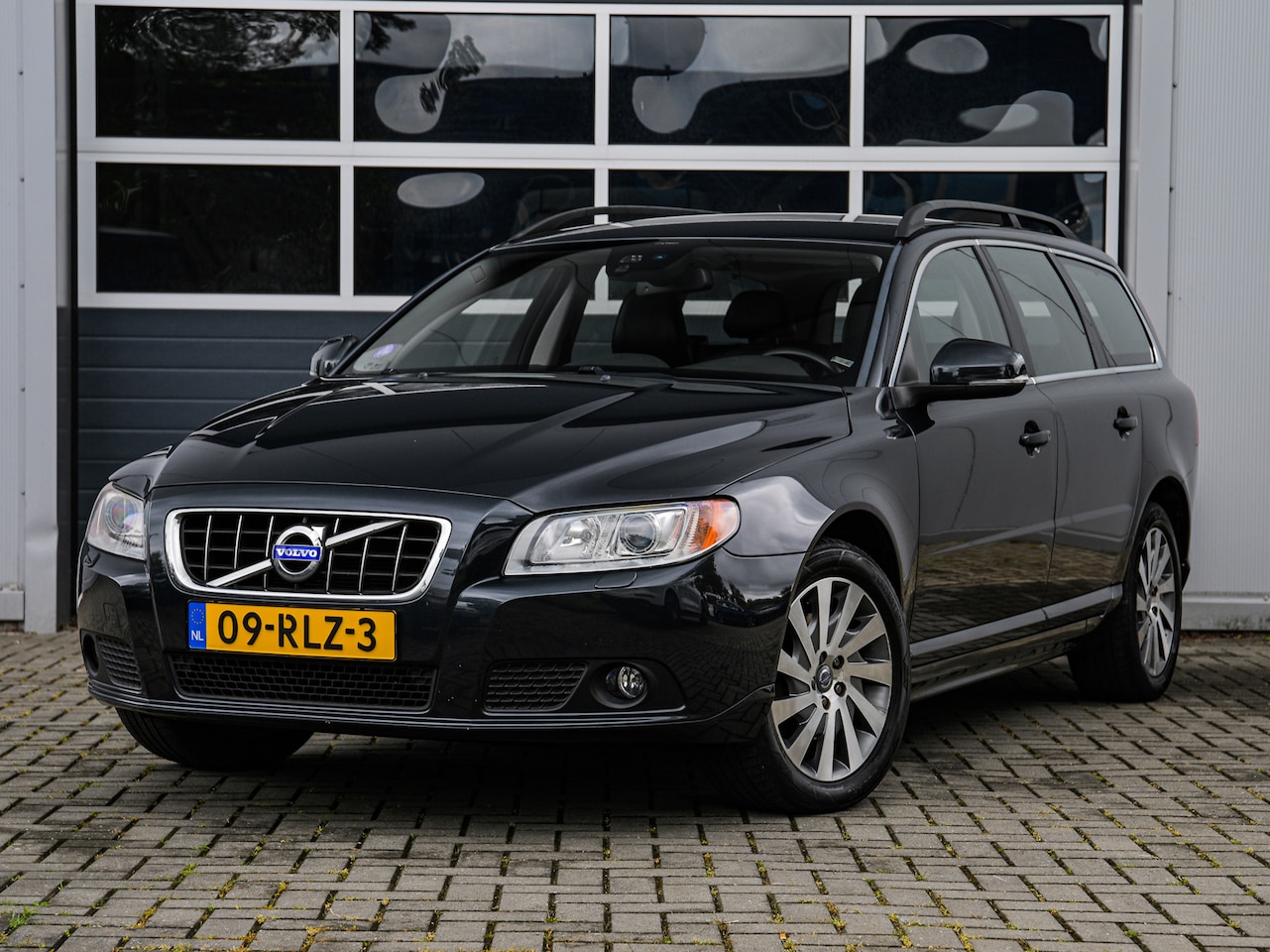 Volvo V70 - 1.6 T4 180pk Limited Edition | 1ste eig. | Leder | Xenon | Trekhaak | Stoelverwarming | El - AutoWereld.nl
