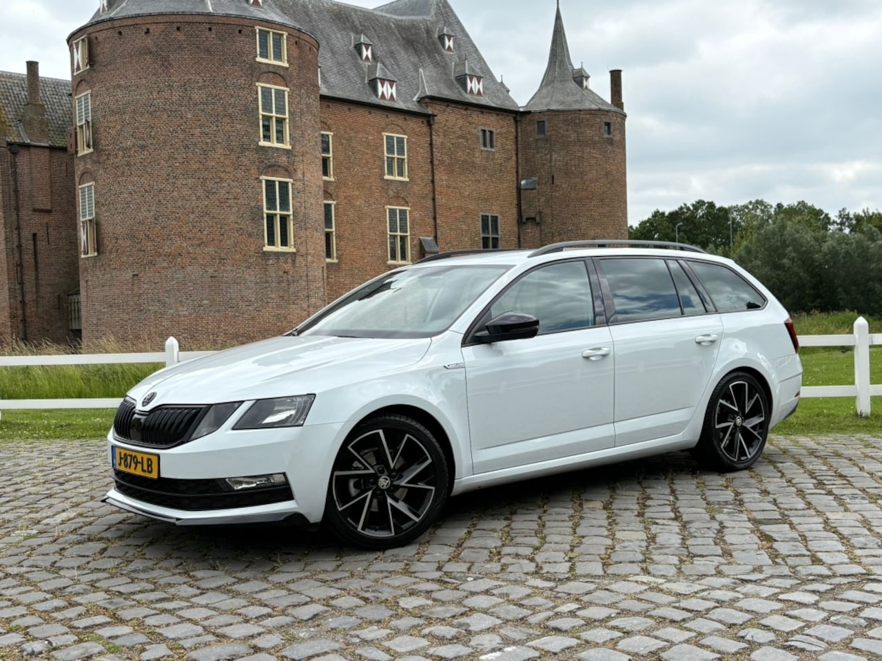 Skoda Octavia Combi - 1.5 TSI Sport Business Carplay NAVI Sfeerverlichting - AutoWereld.nl