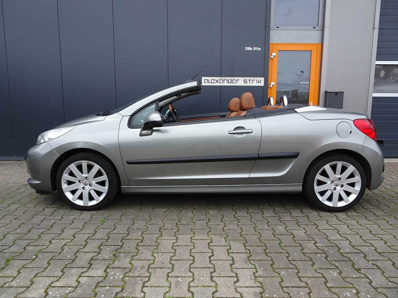 Peugeot 207 CC - 1.6-16V T Féline Lage km stand mooie staat - AutoWereld.nl