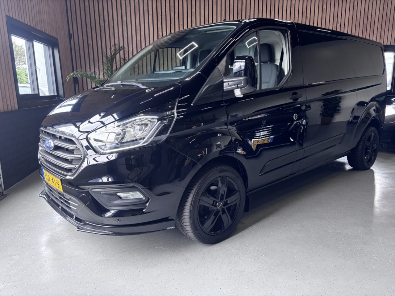 Ford Transit Custom - 300 2.0 TDCI L2H1 AIRCO/EURO6/NAVI/ NIEUWE DISTRIBUTIE! - AutoWereld.nl