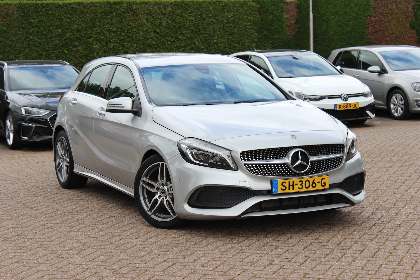 Mercedes-Benz A-klasse - 180 Sport Edition AMG / Camera / Navigatie / Leder&Alcantara / 18'' / Stoelverwarming / Cr - AutoWereld.nl