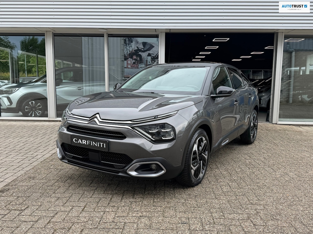 Citroën C4 - 1.2 PureTech Shine 131 Pk Automaat | Navigatie | Airco | Camera | Cruise | 18" Lichtmetaal - AutoWereld.nl